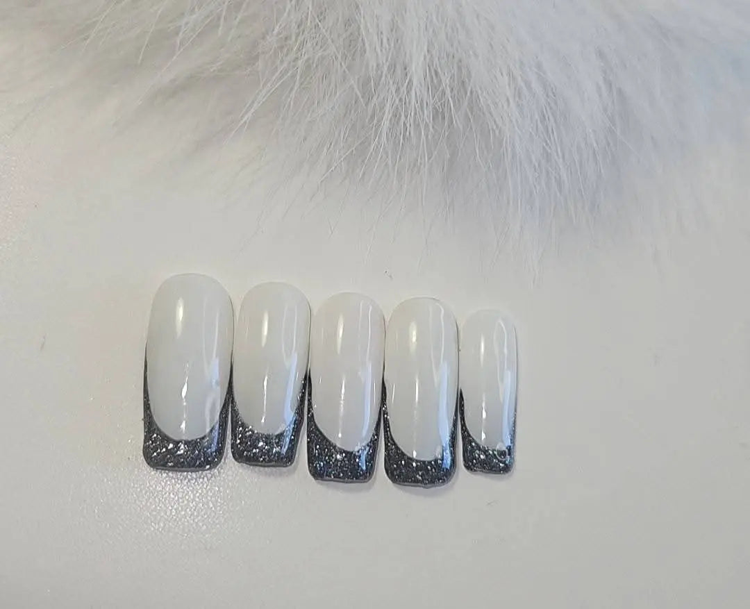 Press- on Nails French laiteuse eT Paillettes Pressonnailsdesign