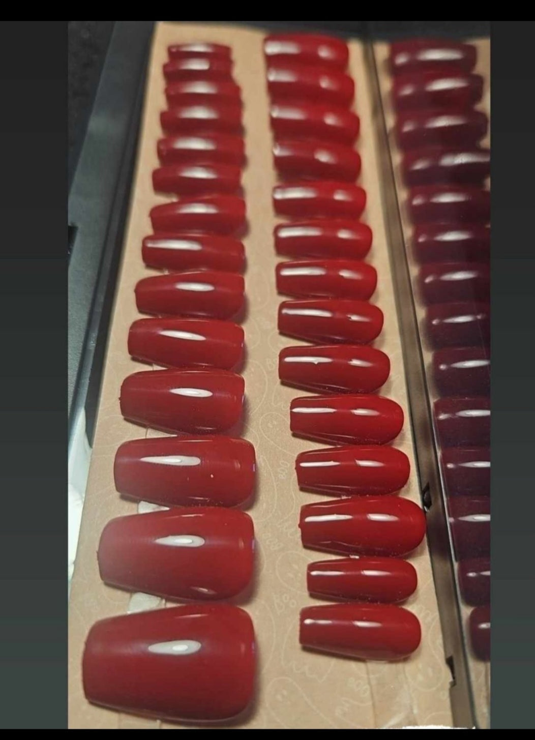Press - on Nails Rouge Passion Daltonista L’intemporel audacieux Pressonnailsdesign