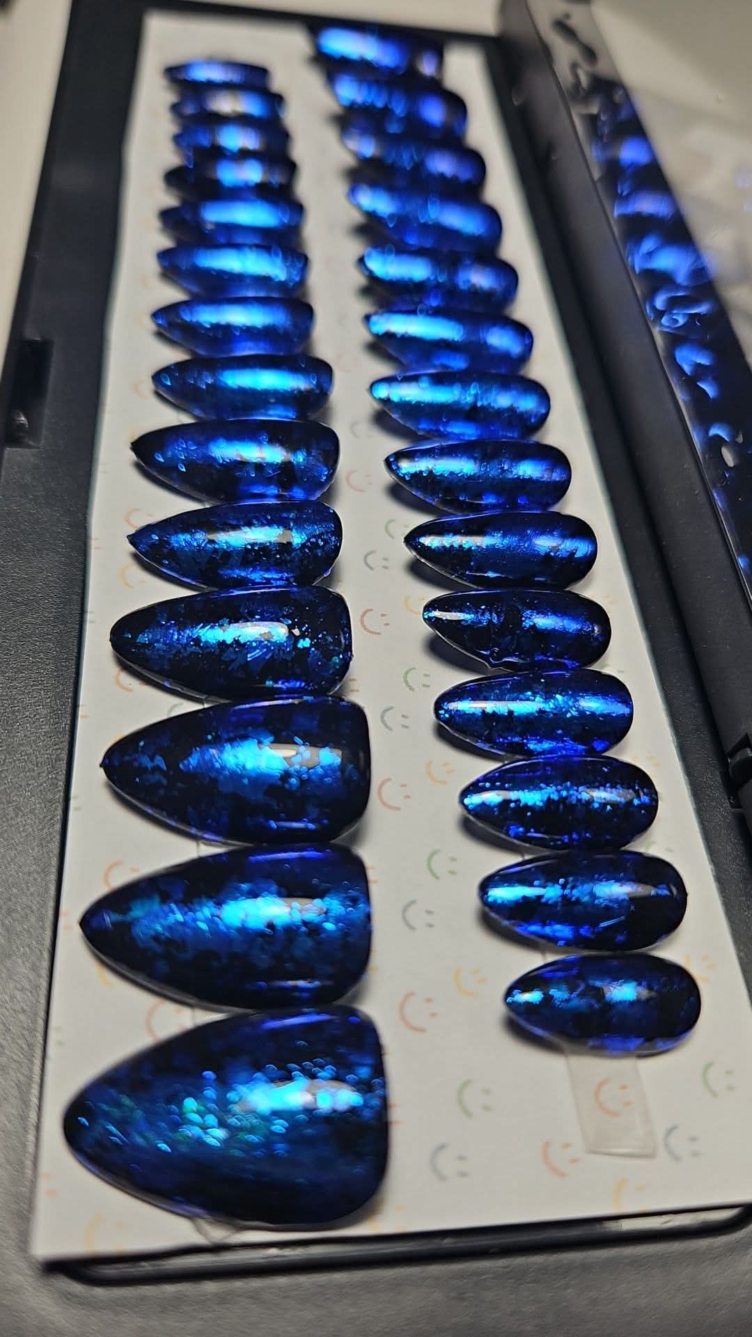 Press - on Nails Noir Mystique Reflets Bleutés Pressonnailsdesign