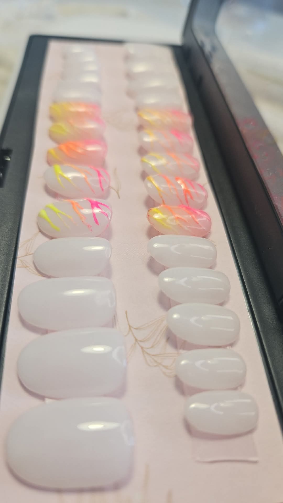Press - on Nails Lignes fluo sur nuage lacté Pressonnailsdesign