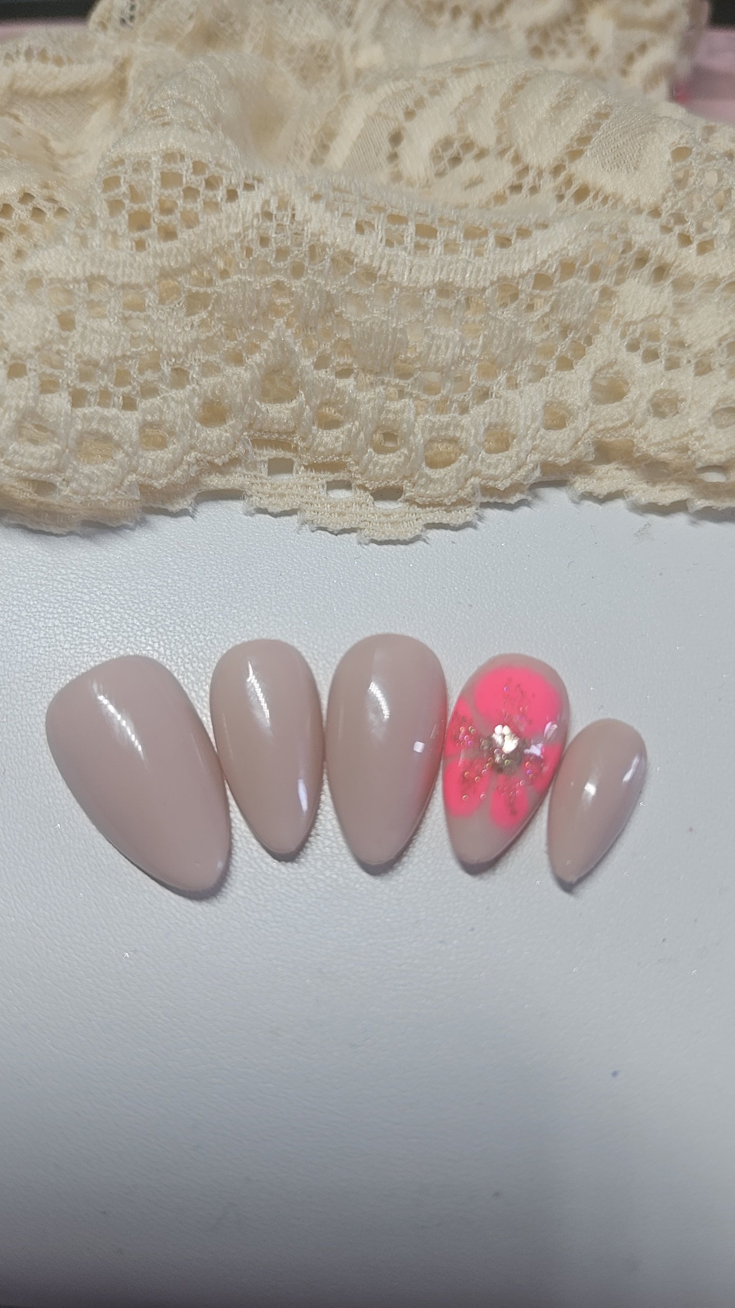 Press-on nails Nude & Fleurs Néon Pressonnailsdesign