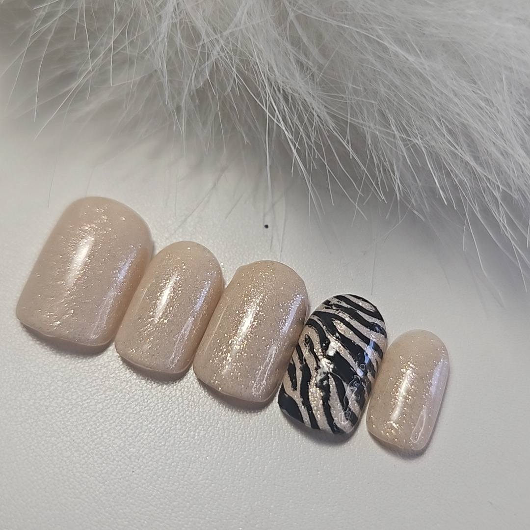 Press - on Nails Nude Nacré et Zébrures Chic Pressonnailsdesign