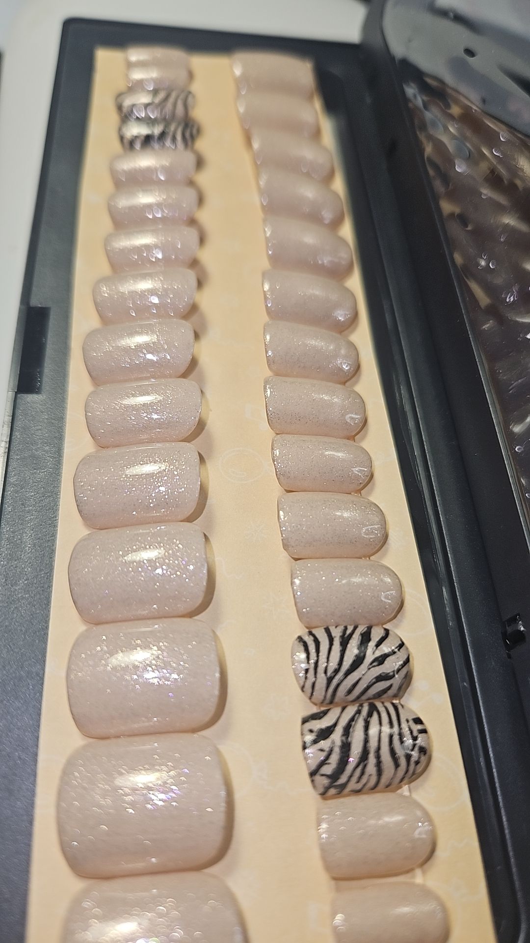 Press - on Nails Nude Nacré et Zébrures Chic Pressonnailsdesign