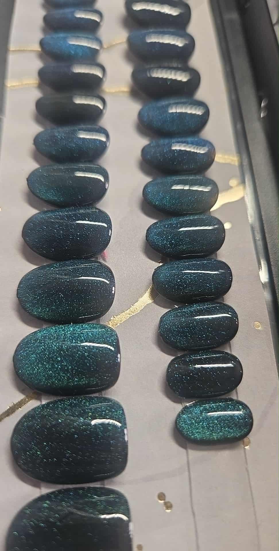 Press-On Nails Cat Eyes Sapin et Lumière Bleutée Pressonnailsdesign