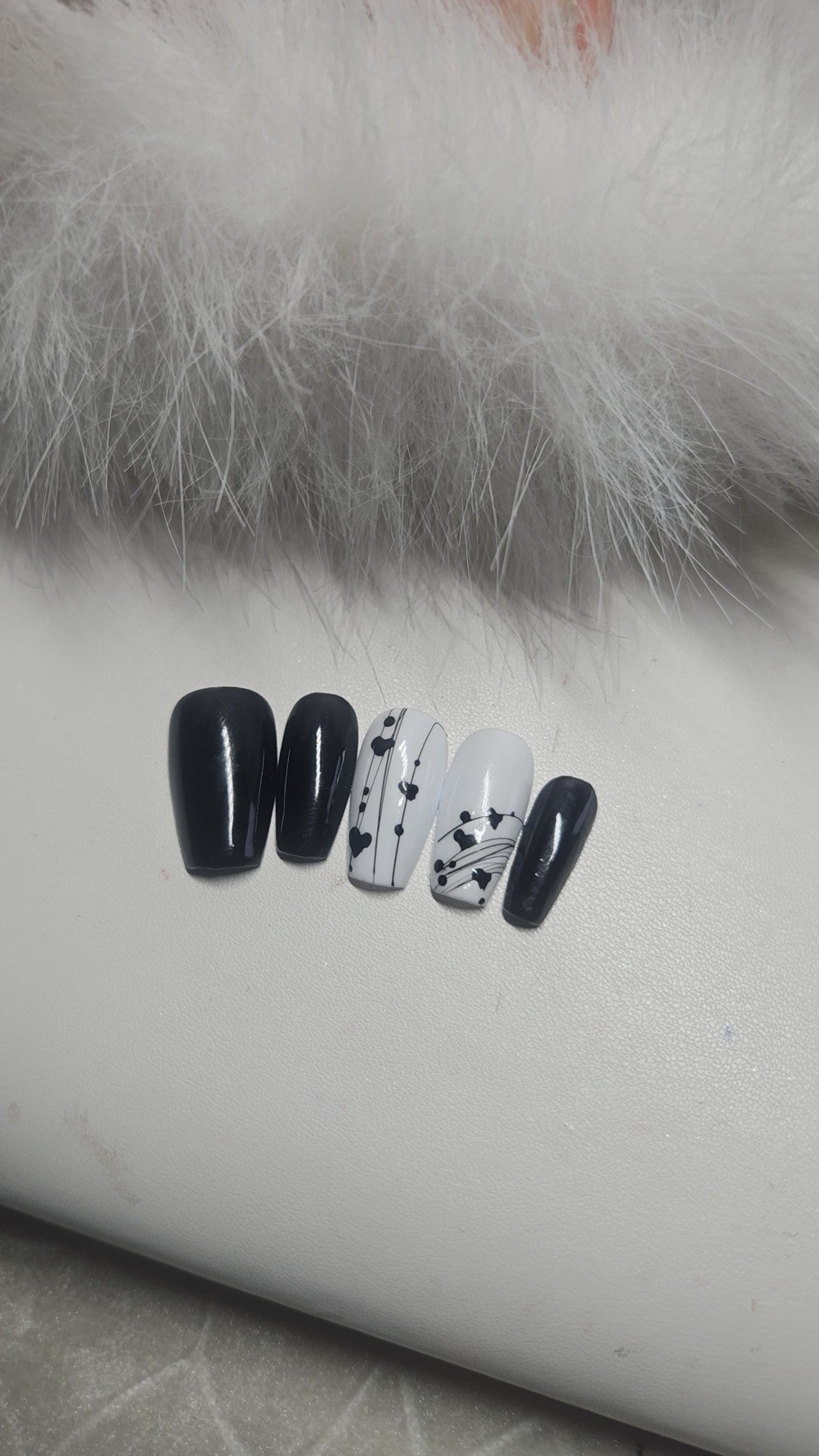 Press-On Nails Black & White