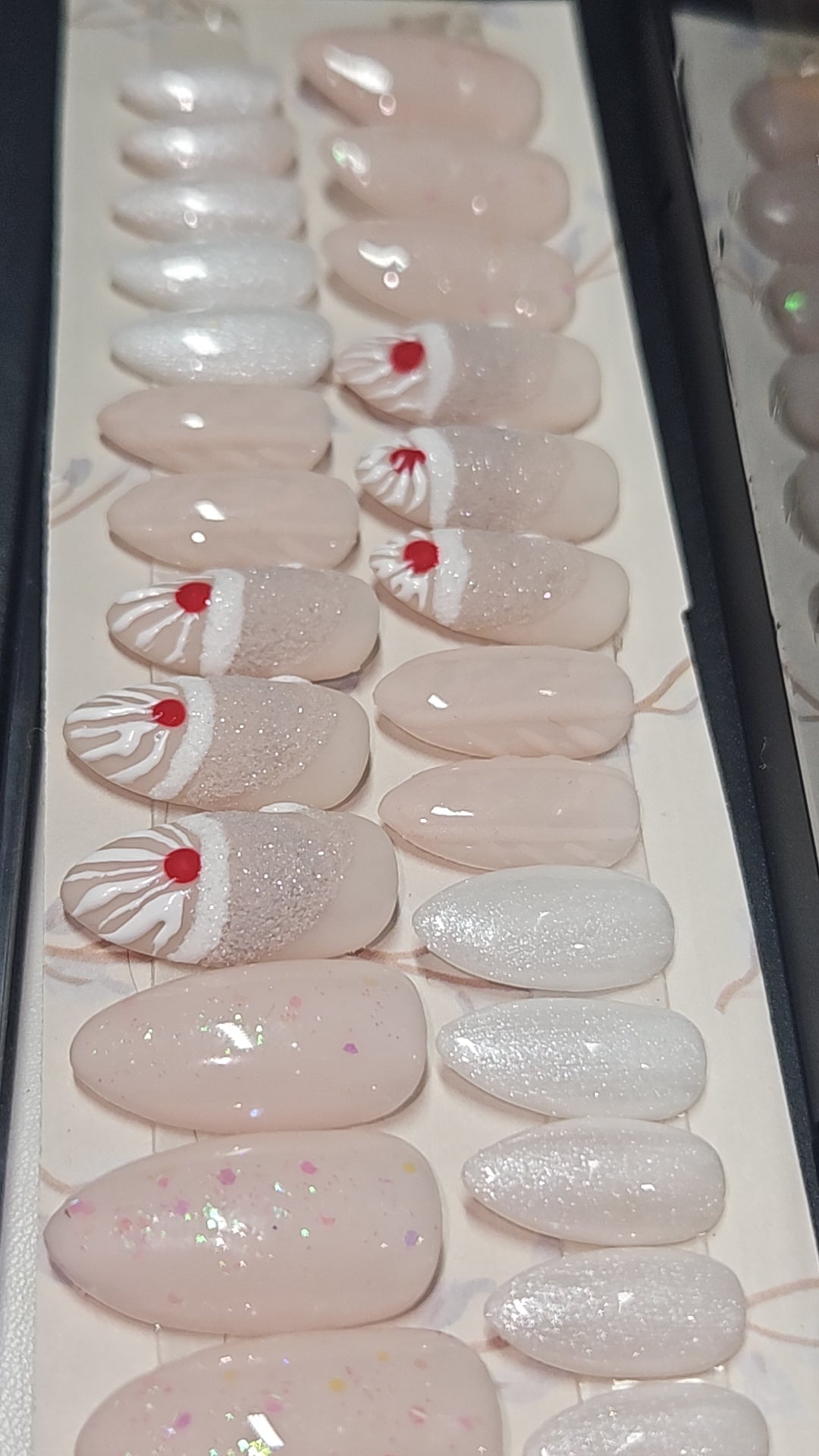 Press-On Nails Gnome sucrée et Neige Pailletée Pressonnailsdesign