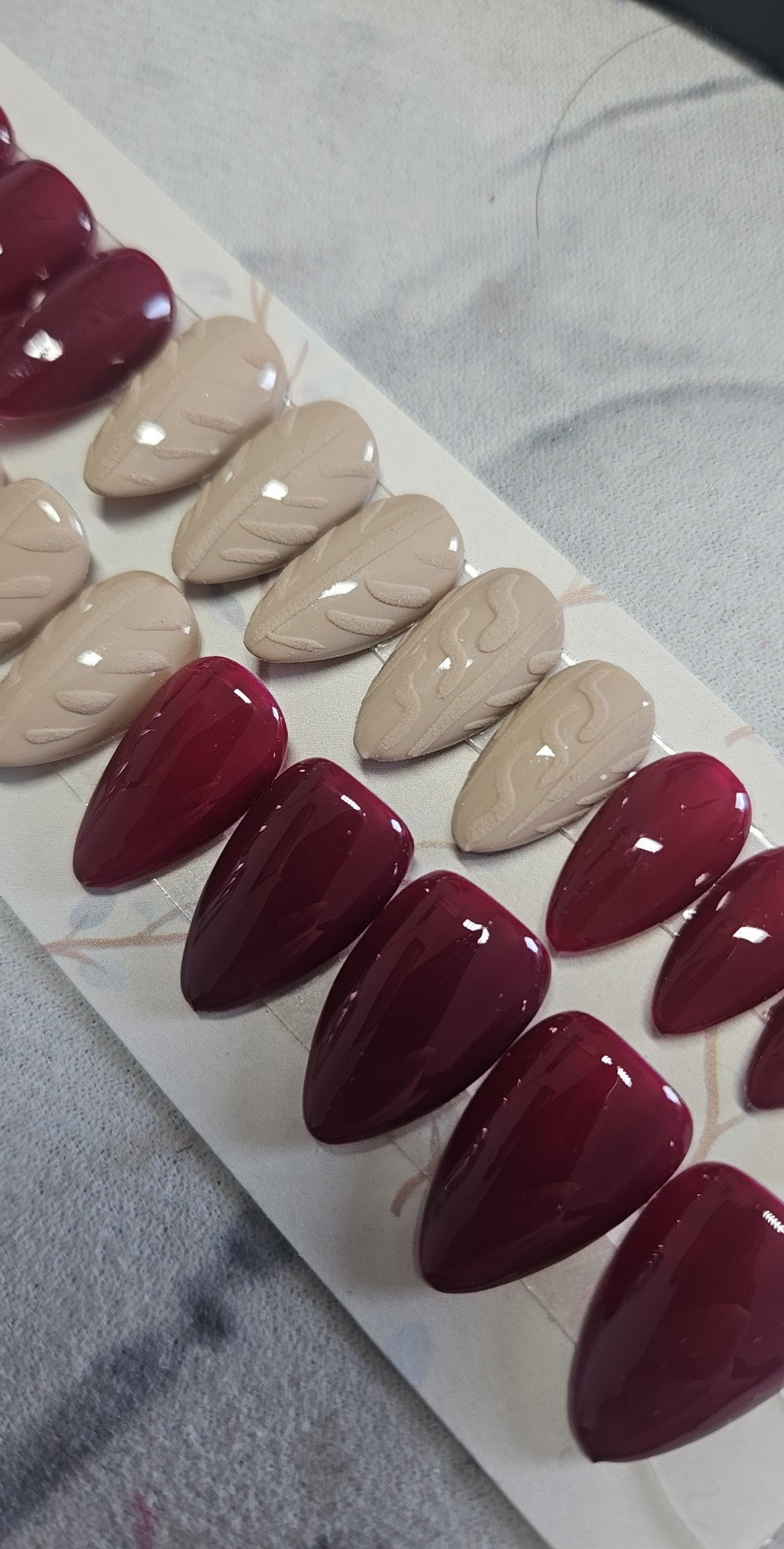 Press-On Nails Mix Bordeaux intense & nude tricoté Pressonnailsdesign