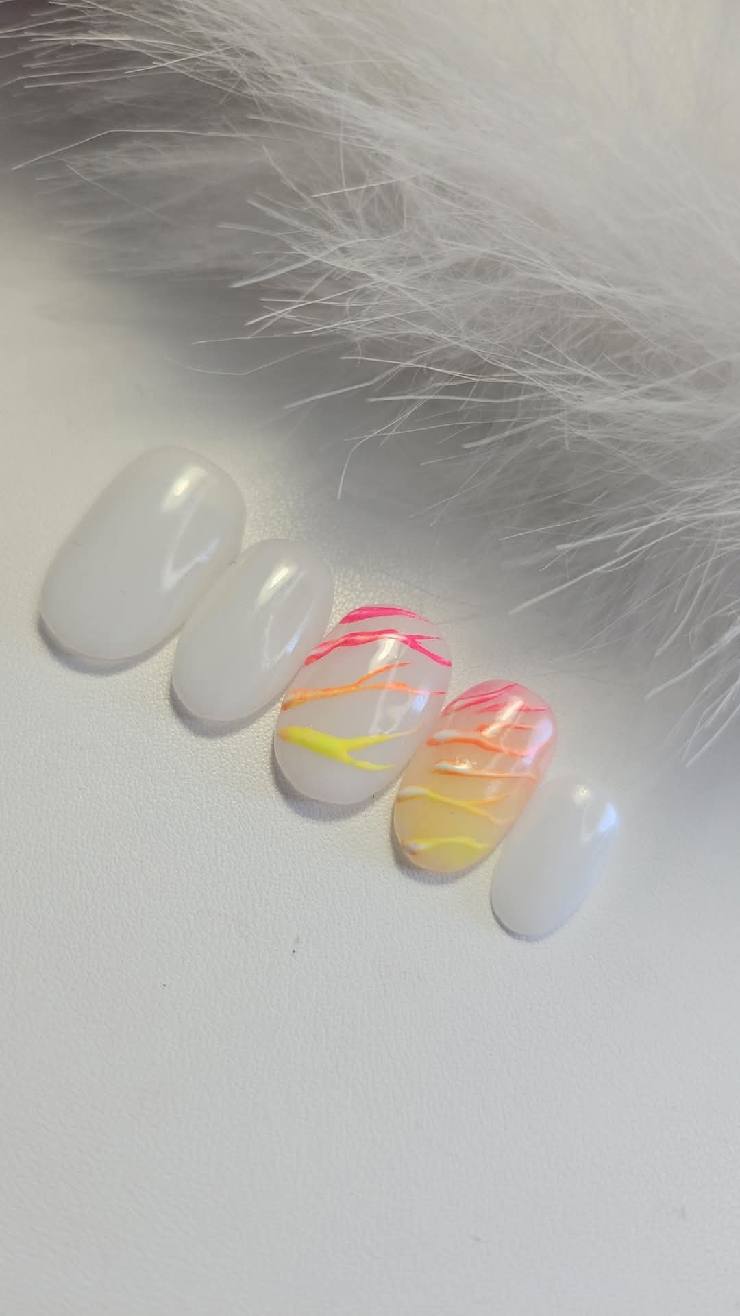 Press  - on Nails Lignes fluo sur nuage lacté Pressonnailsdesign