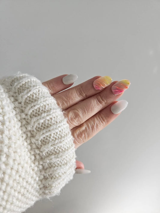 Press  - on Nails Lignes fluo sur nuage lacté Pressonnailsdesign