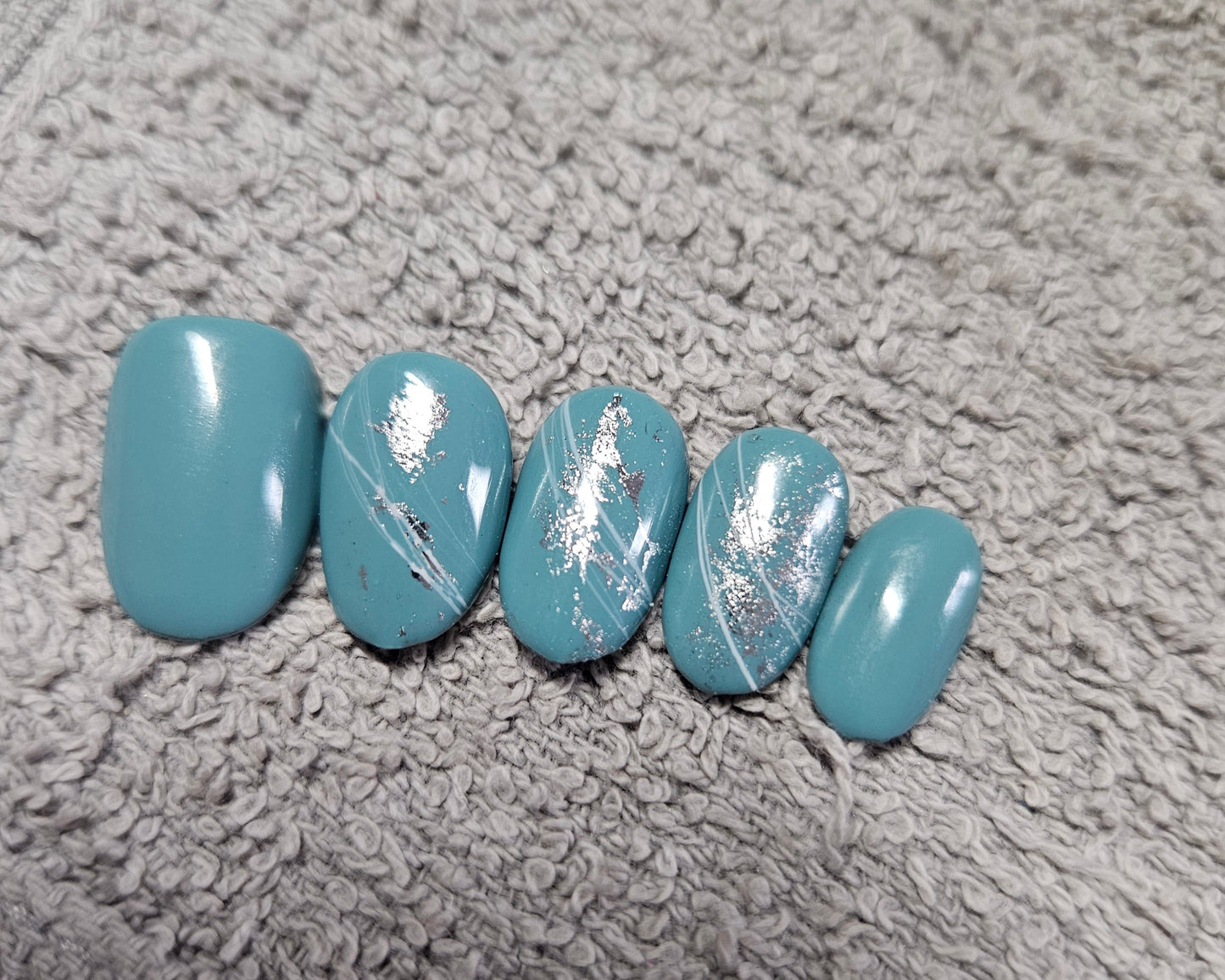 Press-on nails bleu océan & éclats argentés Pressonnailsdesign