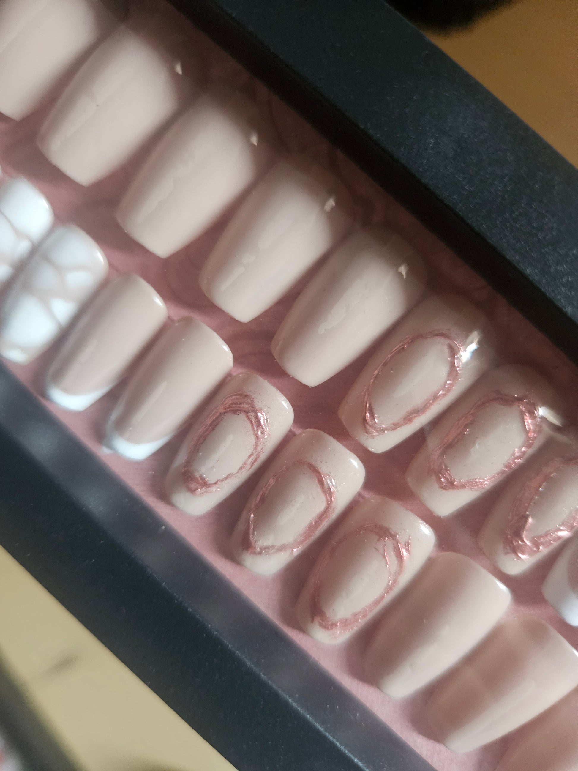 Press-on nails Cadre de Lumière Pressonnailsdesign