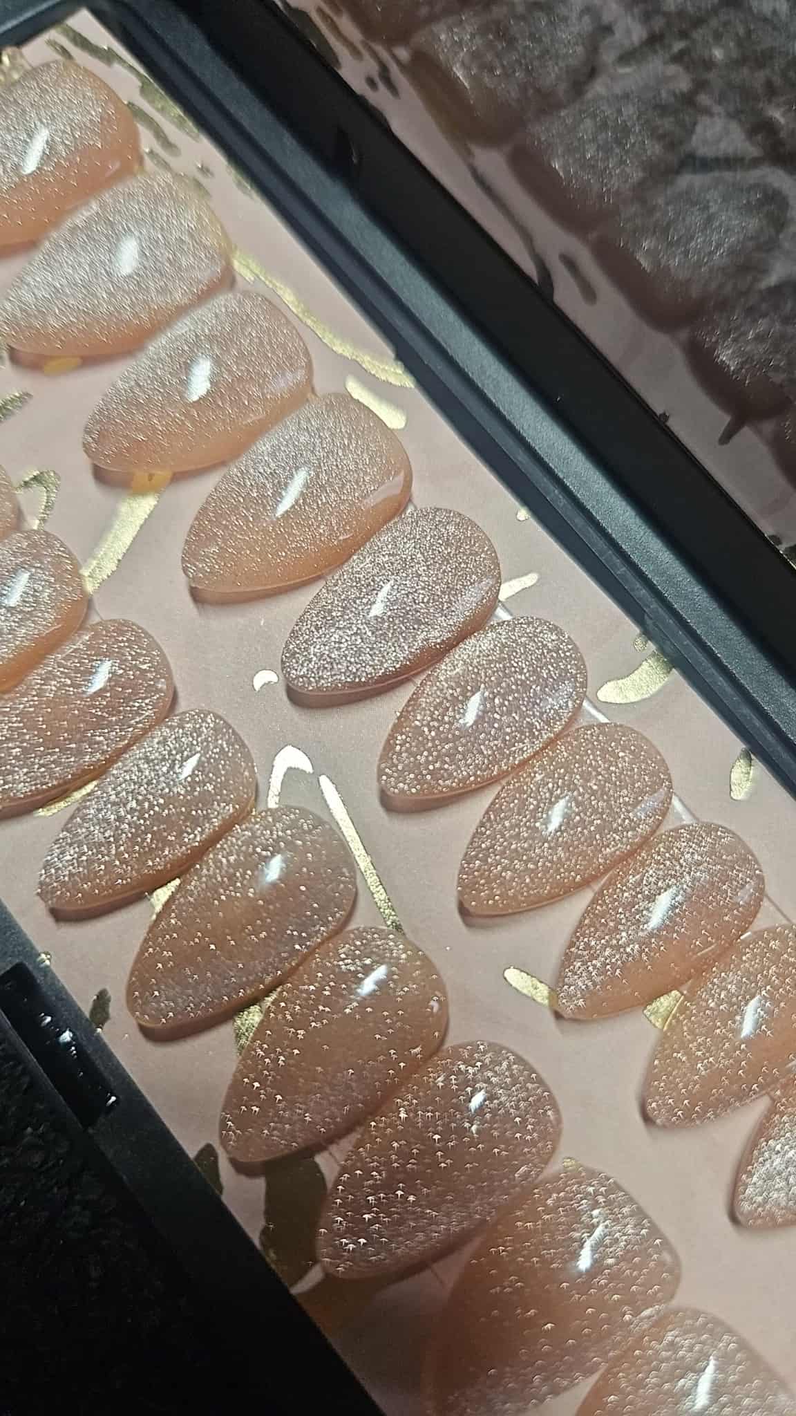 Press-On Nails Oeil de Chat Eclatant Pressonnailsdesign