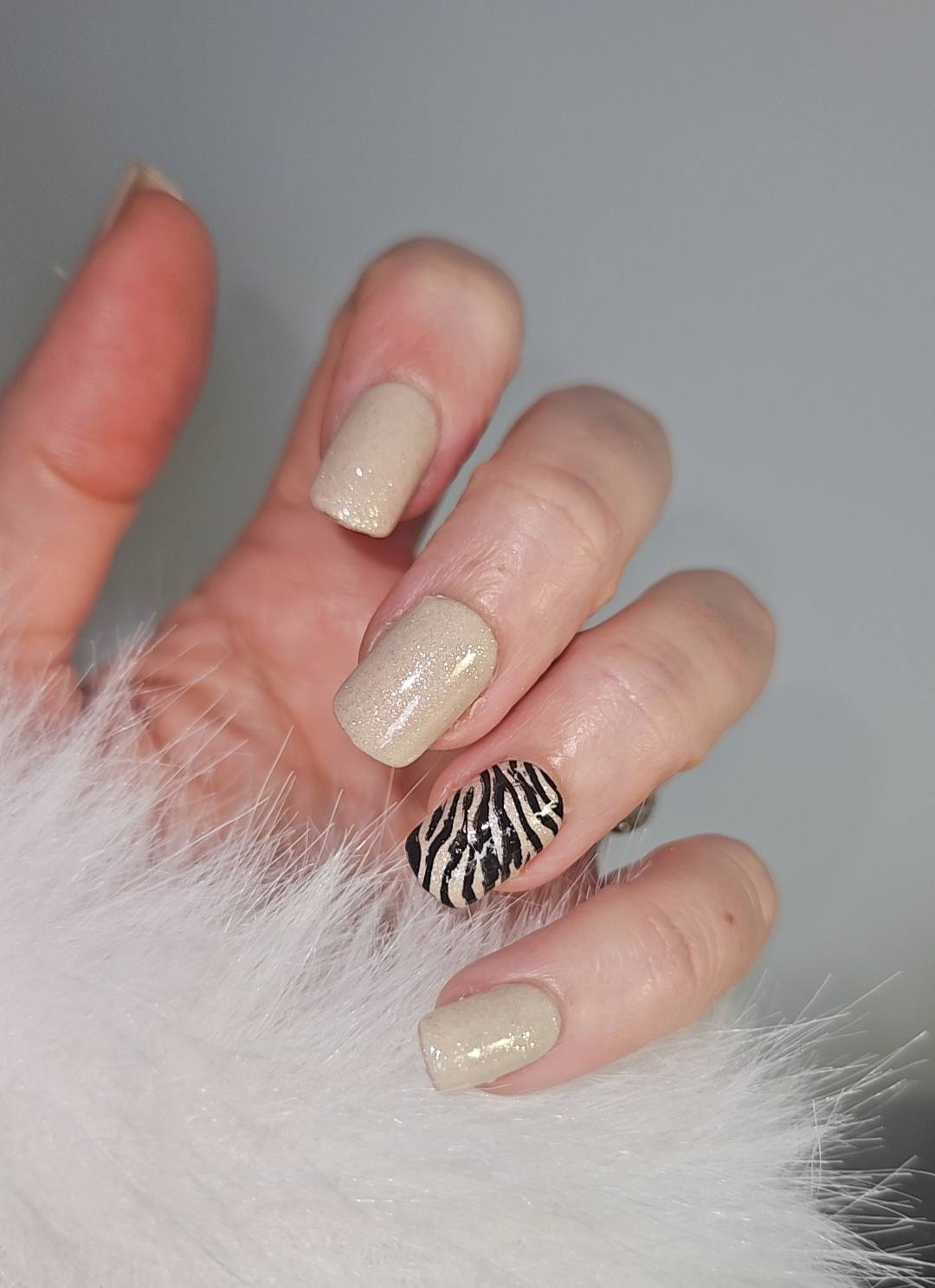 Press - on Nails Nude Nacré et Zébrures Chic Pressonnailsdesign