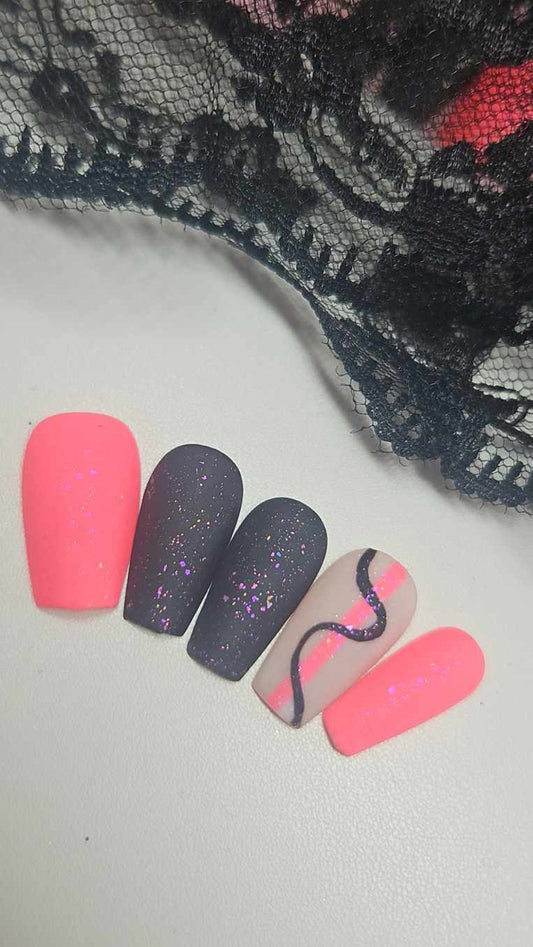 Press-on Nails Rose Silencieux & Traits Élégants Pressonnailsdesign