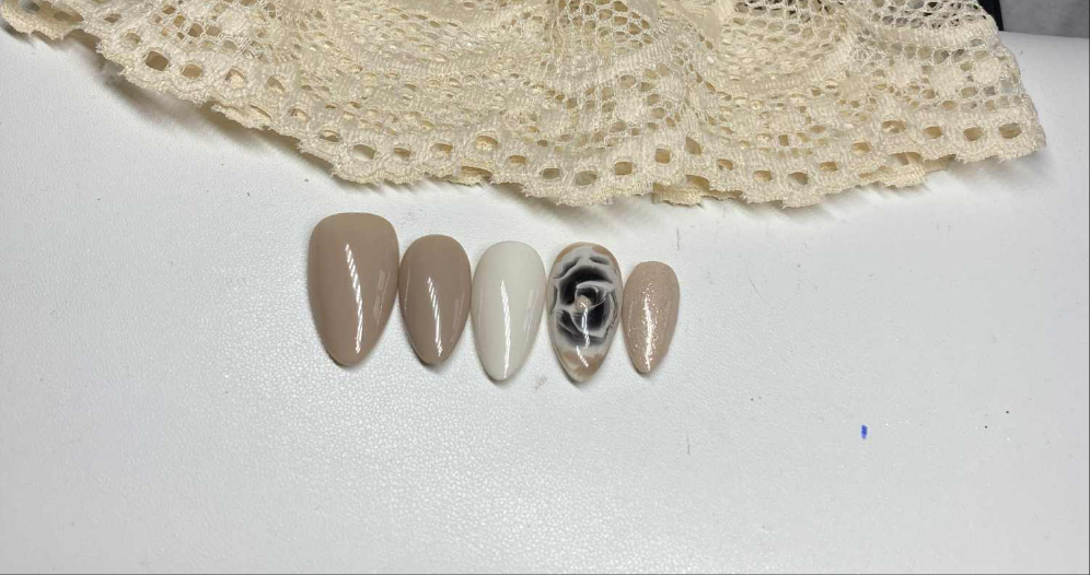 Press-On Nails Élégance Nude & florale Pressonnailsdesign