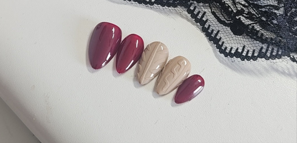 Press-On Nails Mix Bordeaux intense & nude tricoté Pressonnailsdesign