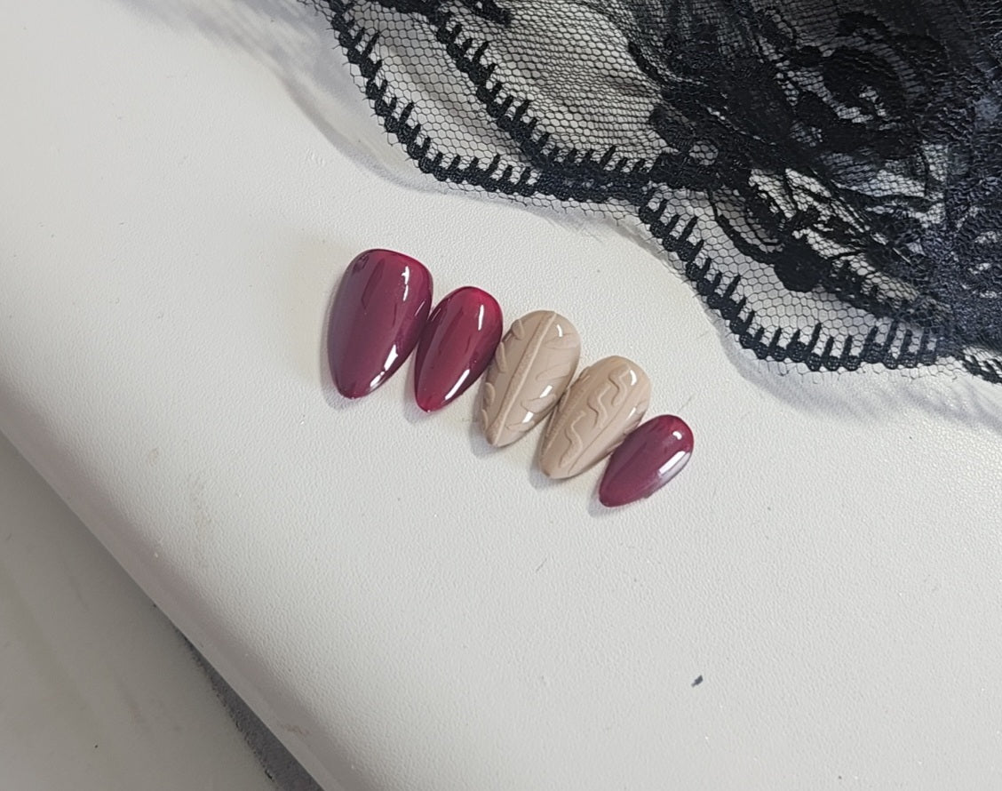 Press-On Nails Mix Bordeaux intense & nude tricoté Pressonnailsdesign