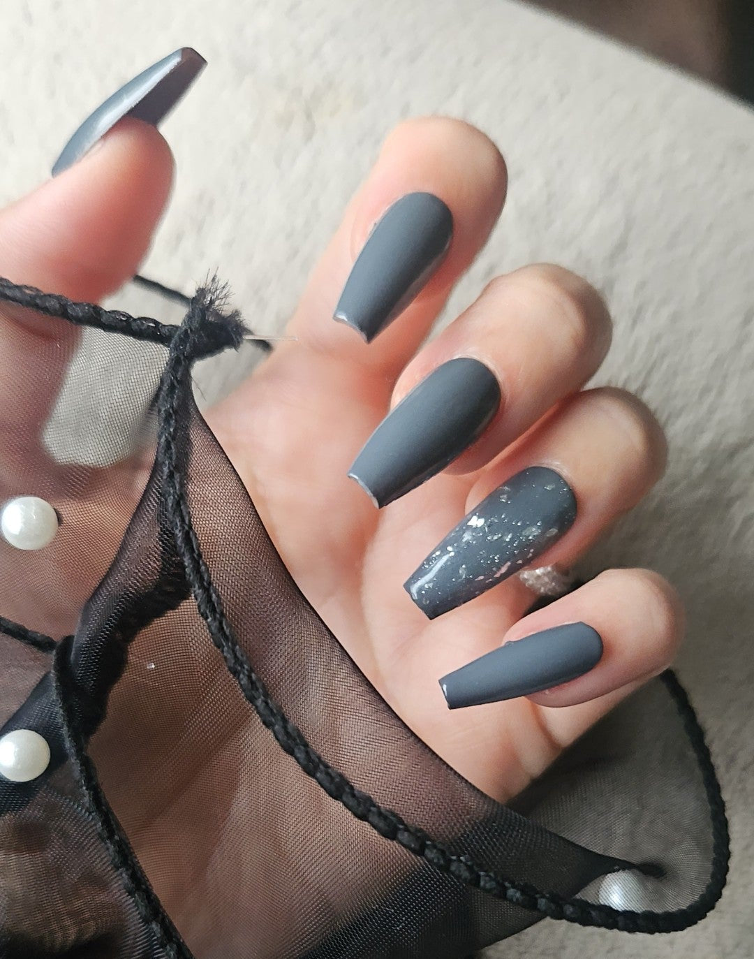 Press-On Nails Grey Flakes Élégance Pressonnailsdesign