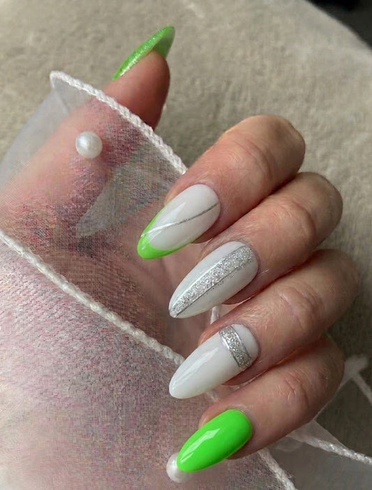 Press-On Nails Vert Pétillant et Chic Argent Pressonnailsdesign