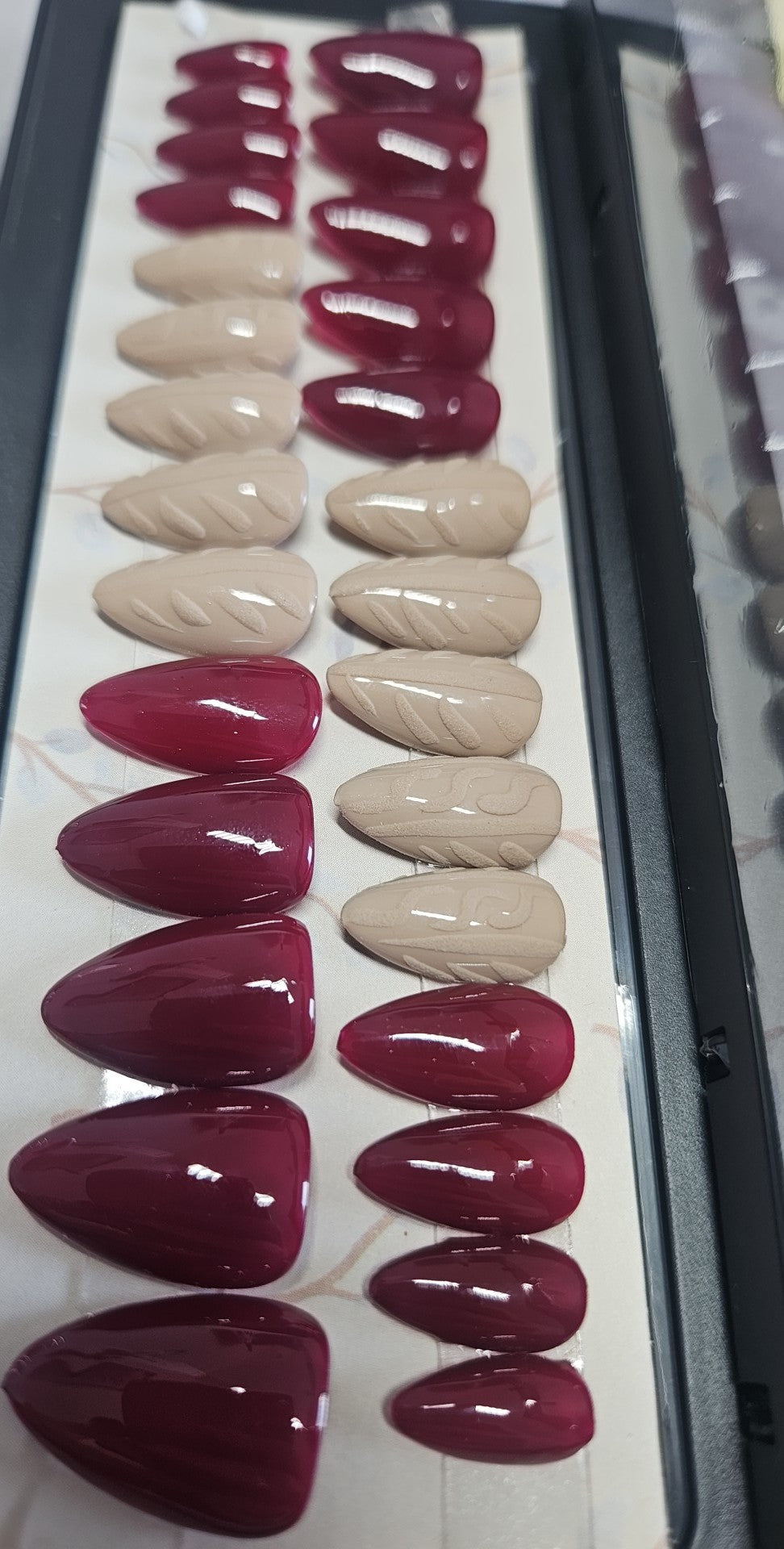 Press-On Nails Mix Bordeaux intense & nude tricoté Pressonnailsdesign