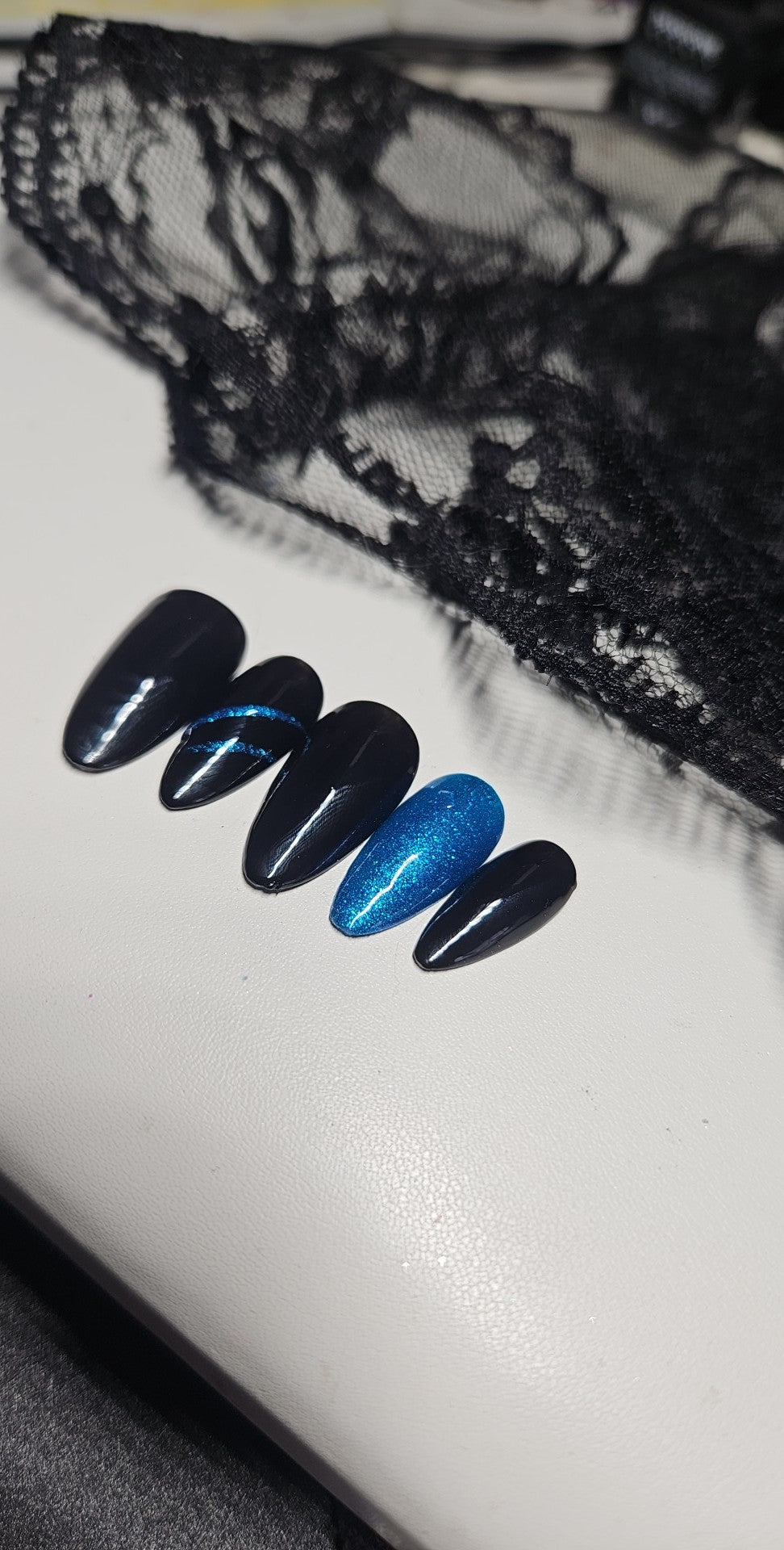 Press-On Nails Élégance Noir & Bleu Pressonnailsdesign