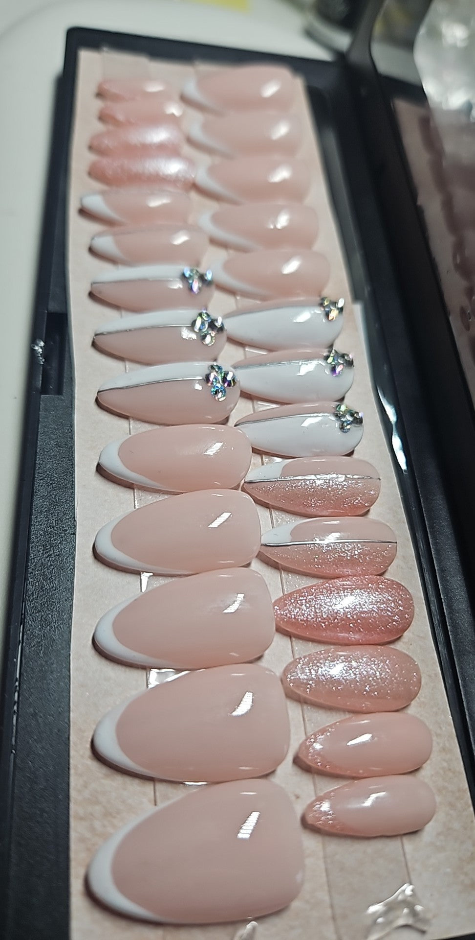 Press-on Nails Douceur de Rose & cristaux Pressonnailsdesign