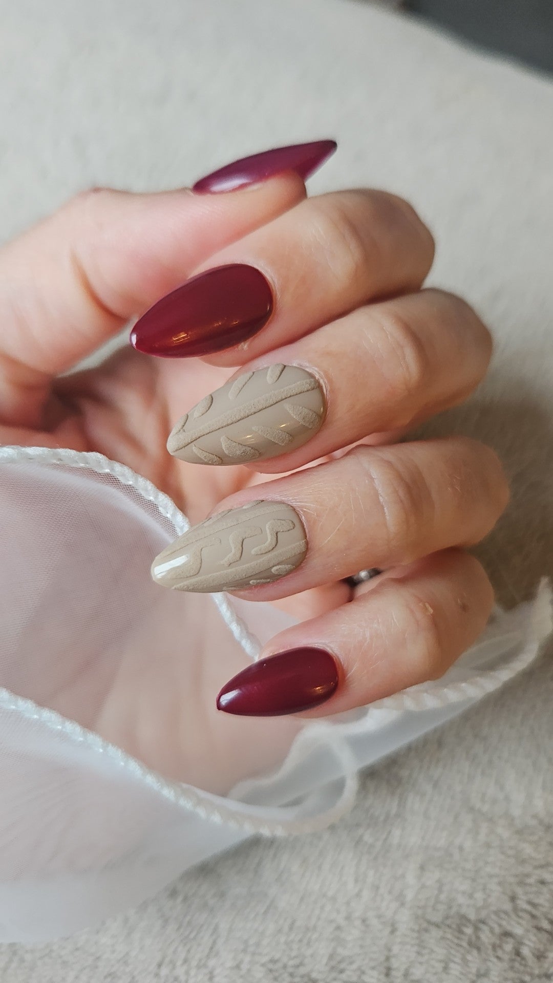 Press-On Nails Mix Bordeaux intense & nude tricoté Pressonnailsdesign