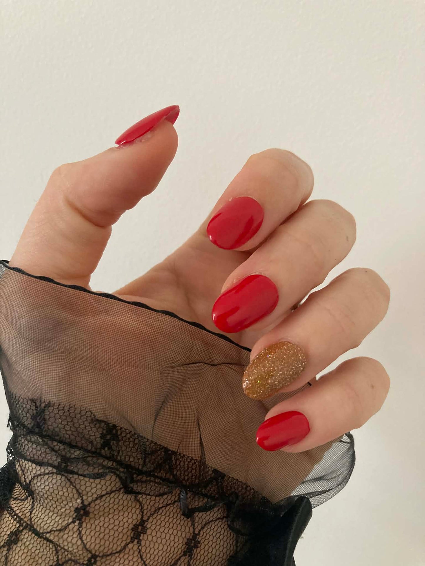 Press-On Nails Rouge Élégant & Accent Doré Pailleté Pressonnailsdesign