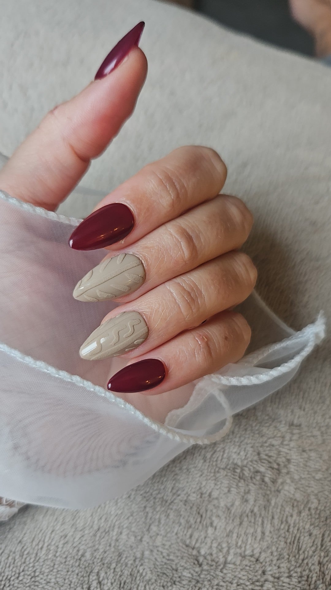 Press-On Nails Mix Bordeaux intense & nude tricoté Pressonnailsdesign