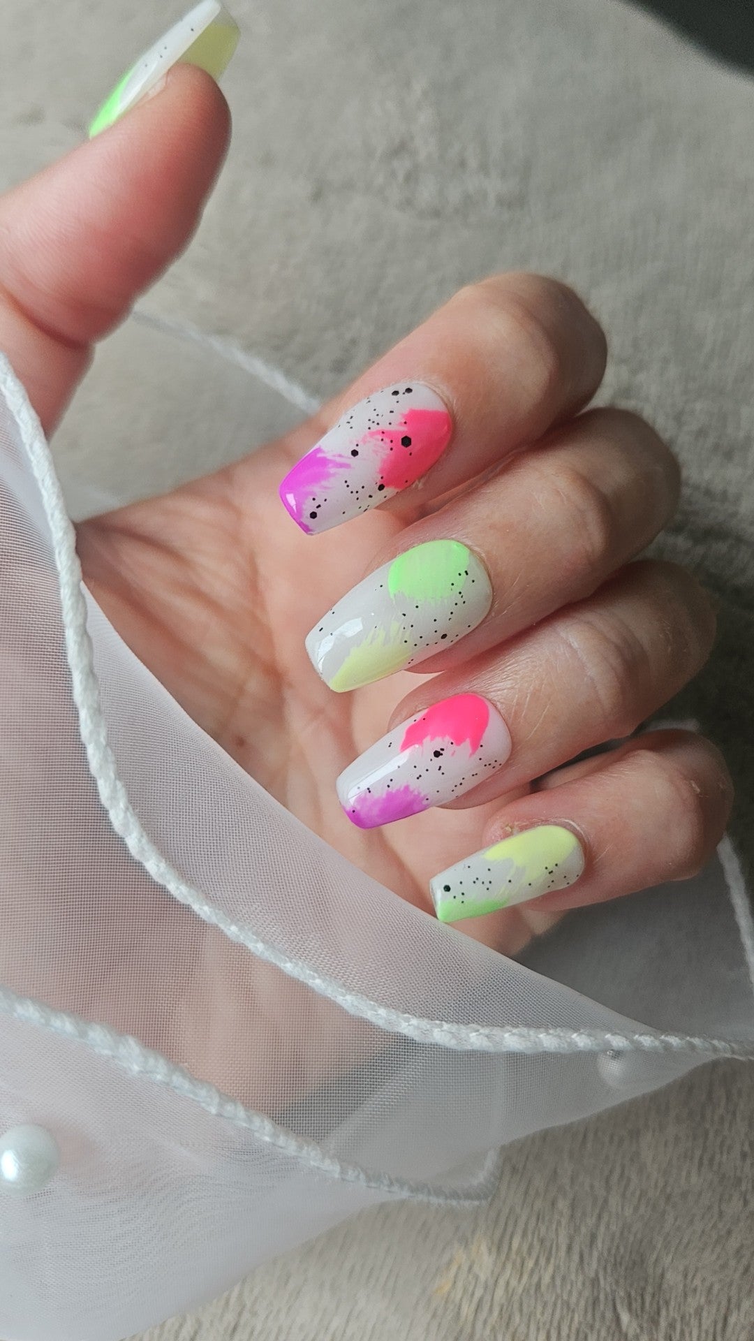 Press-On nails Blanc et Taches Fluos Pressonnailsdesign