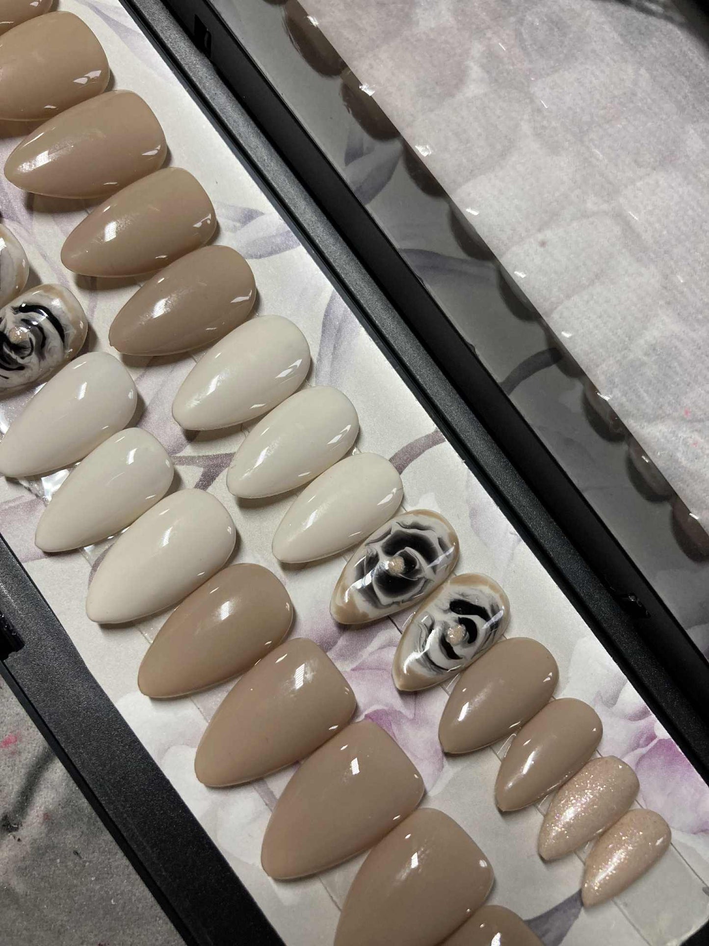 Press-On Nails Élégance Nude & florale Pressonnailsdesign