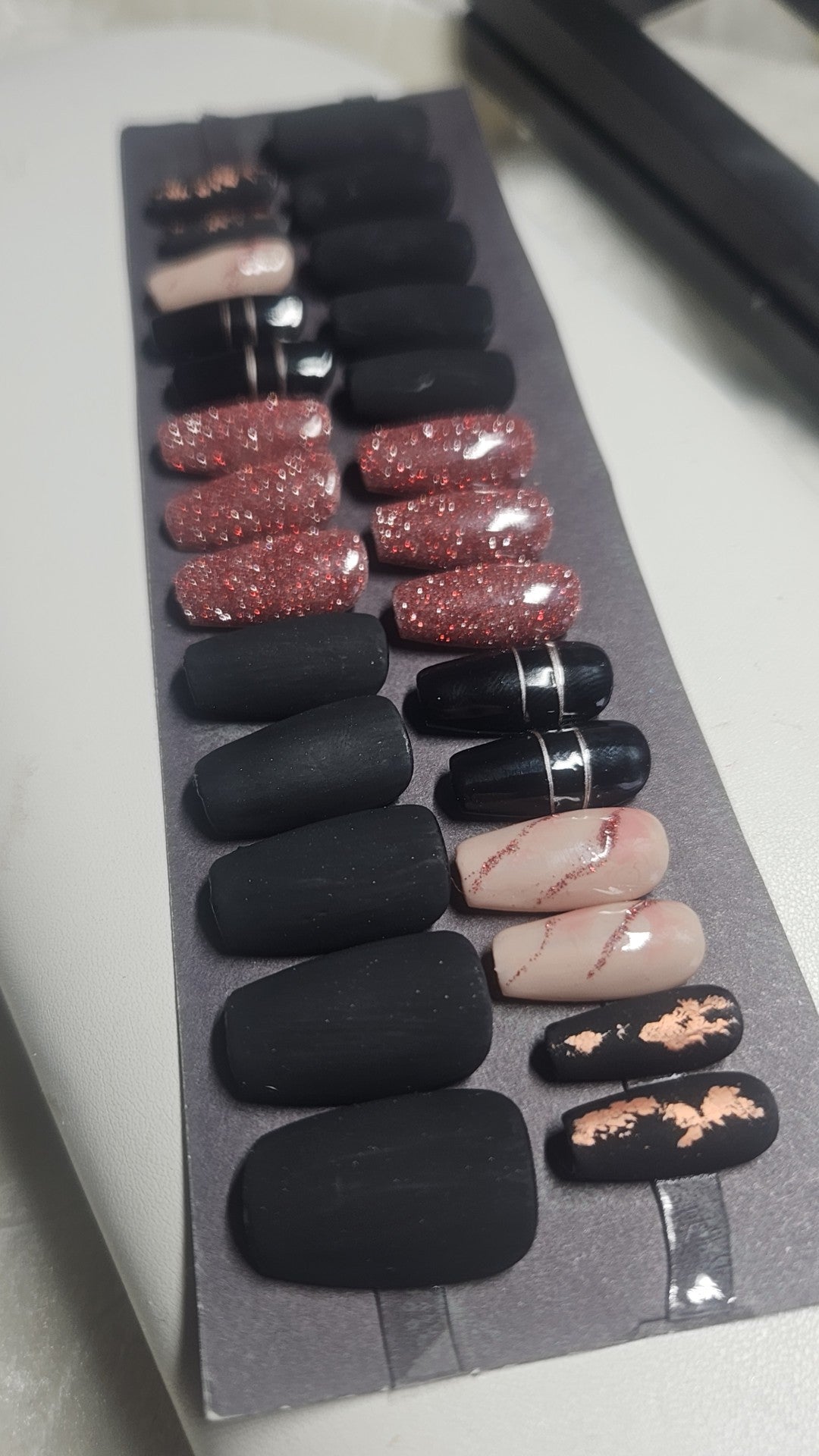 Press-On Nails Éclat Rosé et Noir