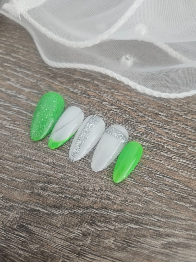 Press-On Nails Vert Pétillant et Chic Argent Pressonnailsdesign